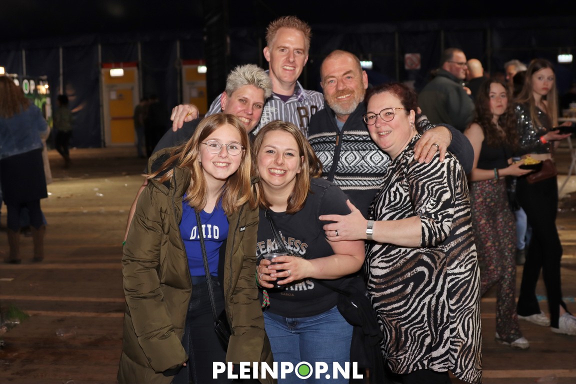 V R I J D A G     (143)